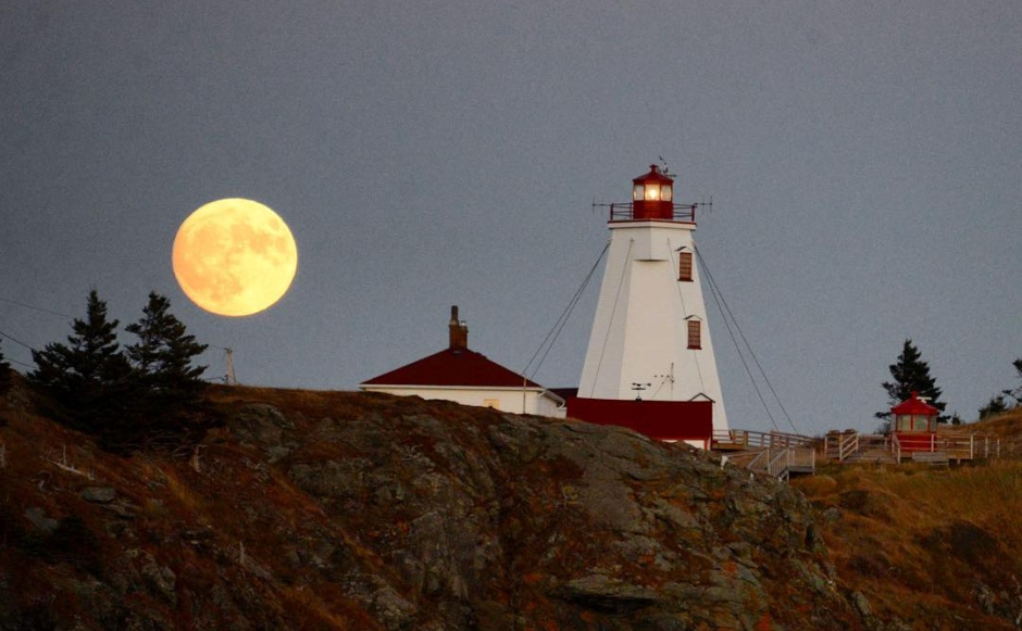 swallowtail-lighthouse-supermoon.jpg